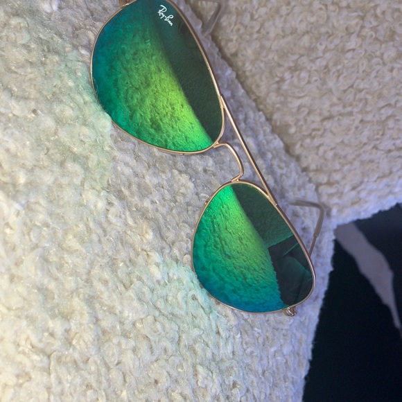 Ray BanGold Aviator Sunglasses with Green Lenses - Picture 9 of 16